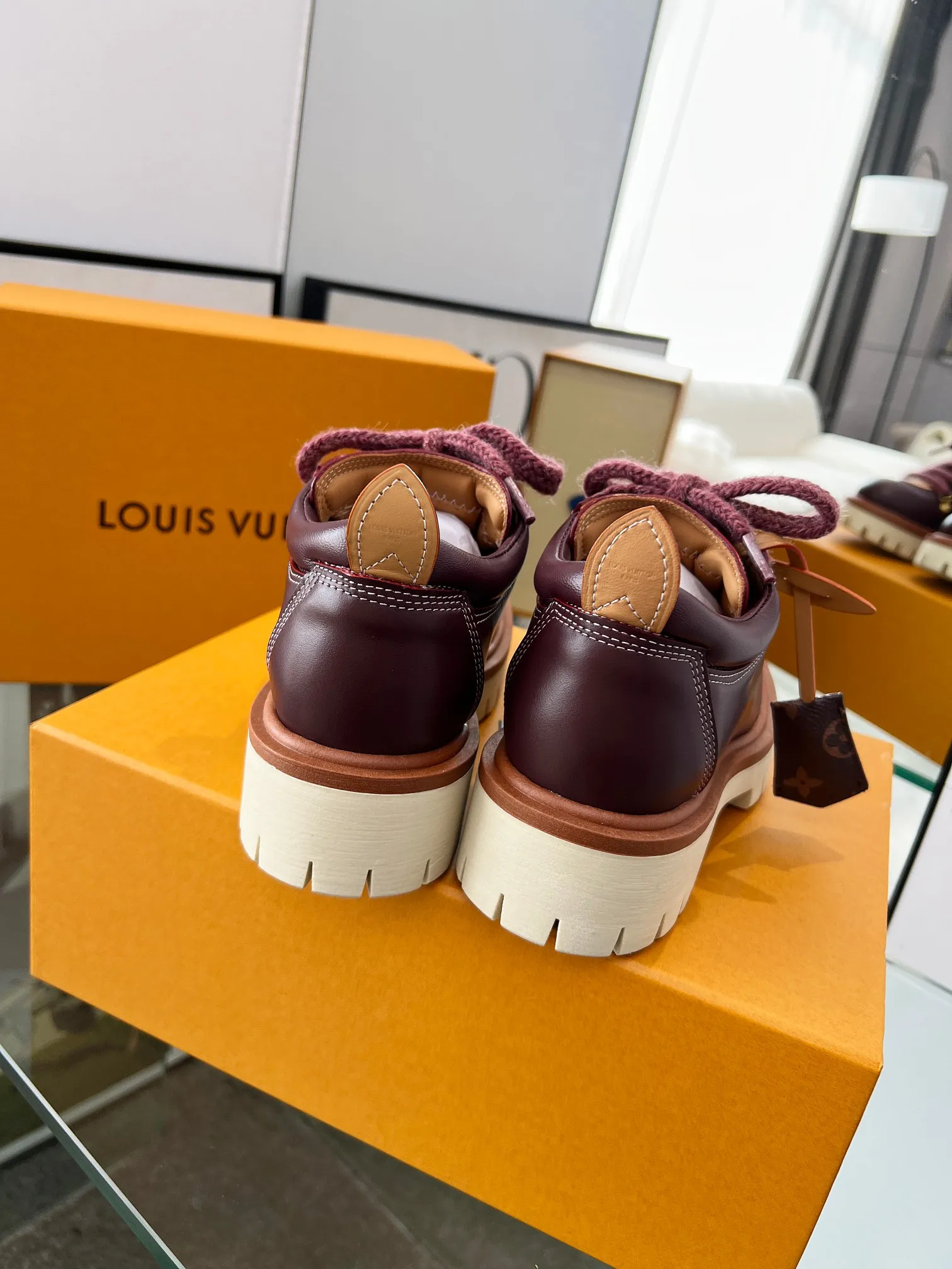 👟👟Ex-factory price 640👟👟 LV's new couple's thick-soled hiking shoes, your original custom-made large-soled shoe brand, giving the foot flexibility and freedom, a good pair of shoes to wear all summer. Fabric: First-layer imported calfskin, cowhide lining Size: 35-46 Welcome to send pictures to place orders